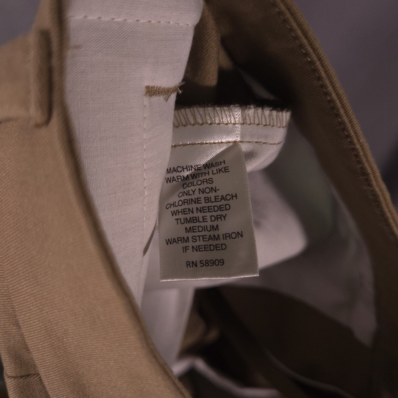 Roundtree & Yorke Straight Fit Khakis Size 40x32 - Picture 7 of 7